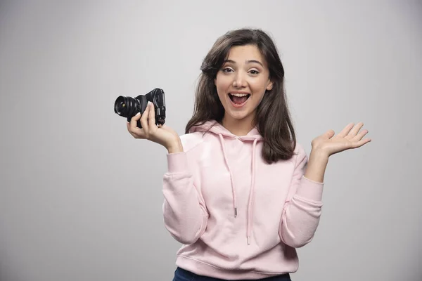 Kobieta Fotograf Pozowała Kamerą Szarym Tle Wysokiej Jakości Zdjęcie — Zdjęcie stockowe