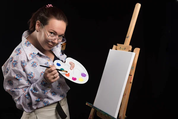 Kobieta Artystka Maluje Obraz Płótnie Ołówkiem Czarnym Tle — Zdjęcie stockowe