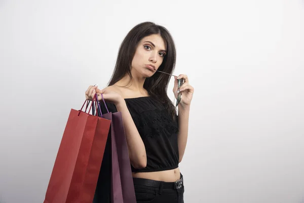 Mujer Morena Sosteniendo Bolsas Compras Gafas Sobre Fondo Blanco Foto —  Fotos de Stock