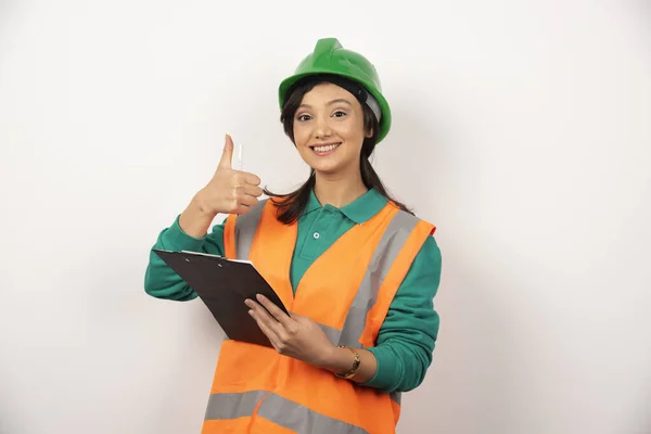 Positive Wirtschaftsingenieurin Uniform Mit Klemmbrett Auf Weißem Hintergrund Hochwertiges Foto — Stockfoto