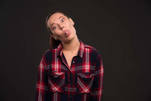 Modelo Femenino Trajes Colección Otoño Invierno Hace Lengua Hacia Fuera —  Fotos de Stock