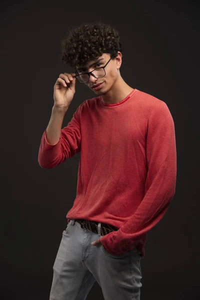 眼鏡をかけた赤いシャツの若いモデル 高品質の写真 — ストック写真