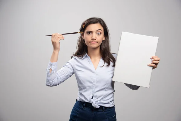 Brünette Malerin Zeigt Auf Ihren Kopf Auf Grauem Hintergrund Hochwertiges — Stockfoto