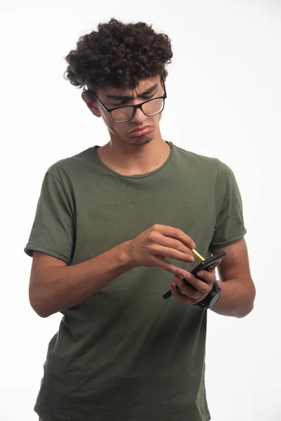 Jeune Garçon Avec Coiffure Bouclée Écrivant Message Avec Agression Photo — Photo