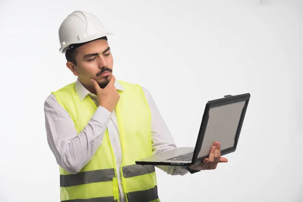 Engenheiro Uniforme Segurar Portátil Falar Foto Alta Qualidade — Fotografia de Stock