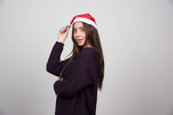 Jeune Femme Pull Violet Chapeau Père Noël Debout Sur Fond — Photo