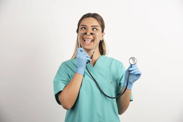 Joven Enfermera Sonriente Posando Con Estetoscopio Foto Alta Calidad — Foto de Stock