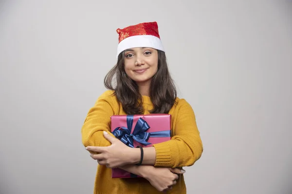 클로스붉은 모자를 크리스마스 선물을 고품질 — 스톡 사진