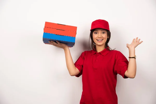 Boldog Női Pizzafutár Áll Fehér Háttérben Három Karton Pizzával Kiváló — Stock Fotó