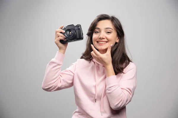 Γυναίκα Φωτογράφος Κρατάει Κάμερα Και Πηγούνι Της Υψηλής Ποιότητας Φωτογραφία — Φωτογραφία Αρχείου