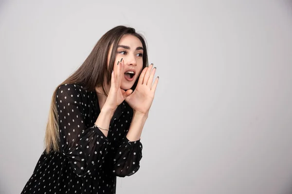 Retrato Mulher Gritando Fundo Cinza Foto Alta Qualidade — Fotografia de Stock