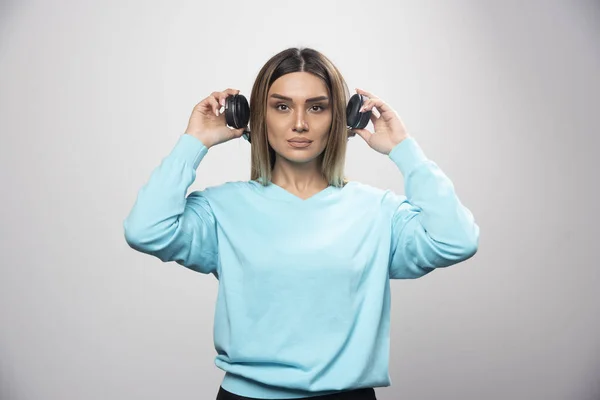 Blondýnka Modré Mikině Drží Sluchátka Připravuje Nosit Poslouchat Hudbu Kvalitní — Stock fotografie