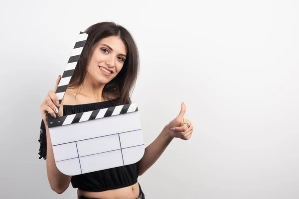 Mujer Joven Sonriendo Con Una Cinta Cine Sobre Fondo Blanco —  Fotos de Stock