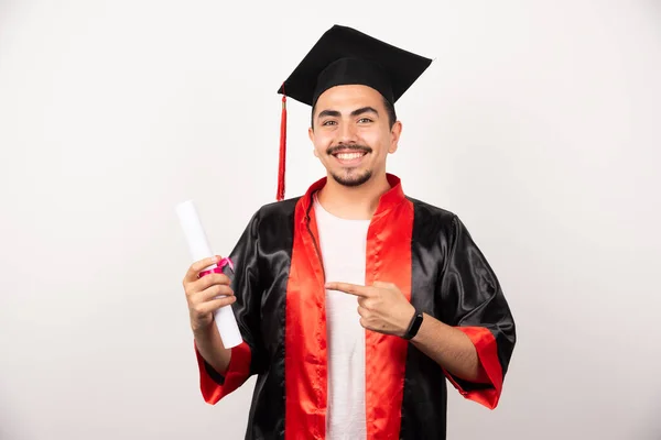 Boldog Diák Aki Fehér Hátterű Diplomára Mutat Kiváló Minőségű Fénykép — Stock Fotó