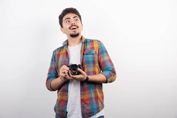 Joven Fotografía Experimentada Tomando Fotos Profesionales Una Manera Seria Foto —  Fotos de Stock