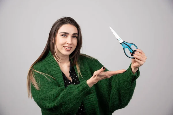 Retrato Mulher Casaco Verde Mostrando Tesoura Foto Alta Qualidade — Fotografia de Stock