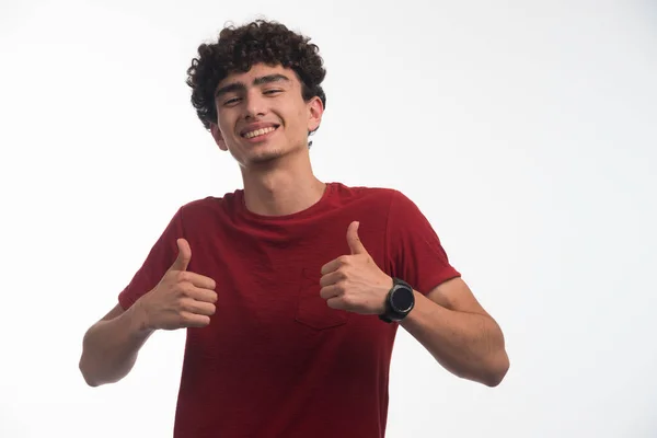 Niño Con Peinado Rizado Haciendo Pulgar Hacia Arriba Foto Alta — Foto de Stock