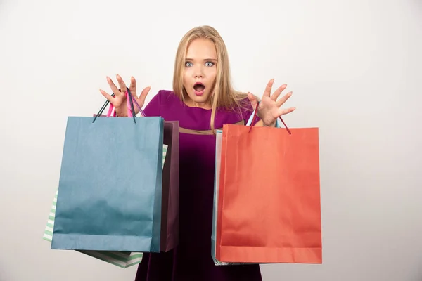 Mulher Feliz Segurando Sacos Compras Com Boca Aberta Foto Alta — Fotografia de Stock