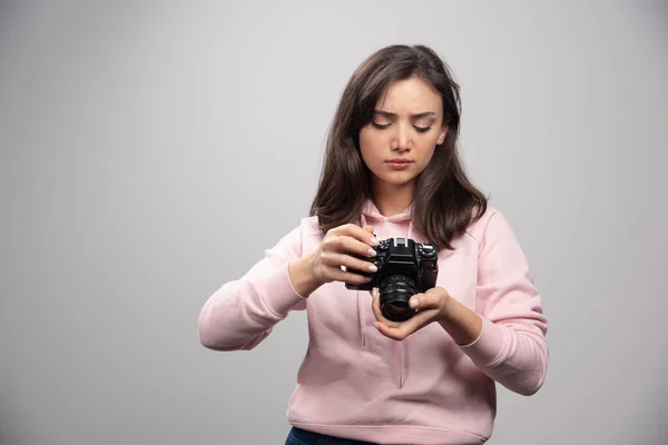 Young Woman Sweatshirt Looking Camera High Quality Photo — Stock Photo, Image
