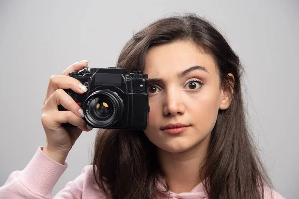 Kobieta Fotograf Robi Jej Zdjęcie Szarym Tle Wysokiej Jakości Zdjęcie — Zdjęcie stockowe