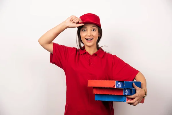 Szczęśliwa Kobieta Dostawca Pizzy Stoi Białym Tle Trzema Kartonami Pizzy — Zdjęcie stockowe