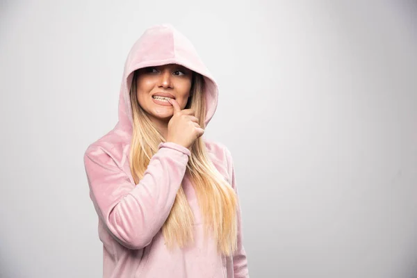 Blond Dam Rosa Tröja Gör Glada Och Positiva Poser Genom — Stockfoto