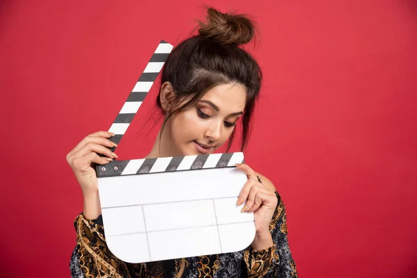 Menina Morena Segurando Uma Placa Palmas Branco Para Produção Filmes — Fotografia de Stock