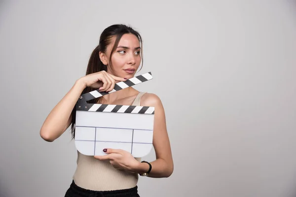 Elegant Kvinna Som Håller Clapperboard Grå Bakgrund Högkvalitativt Foto — Stockfoto