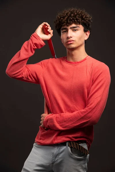 Modelo Joven Camisa Roja Sosteniendo Nunchaku Karate Foto Alta Calidad —  Fotos de Stock