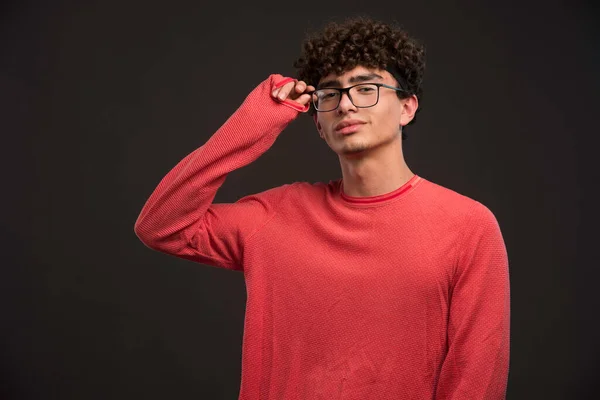 Modelo Jovem Com Cabelos Encaracolados Tocando Seus Óculos Foto Alta — Fotografia de Stock