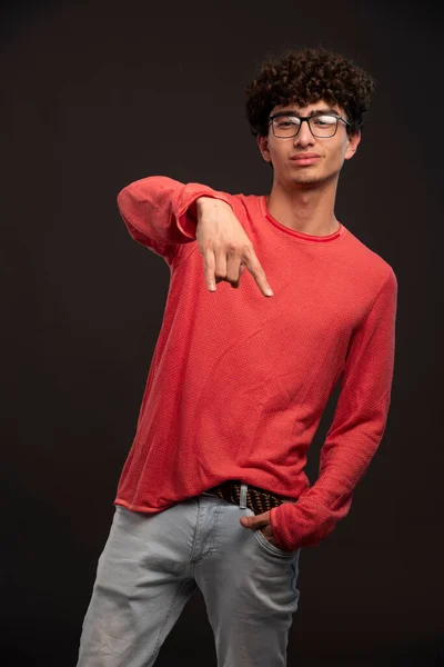 Młody Model Czerwonej Koszuli Robi Znak Pokoju Castingach Wysokiej Jakości — Zdjęcie stockowe