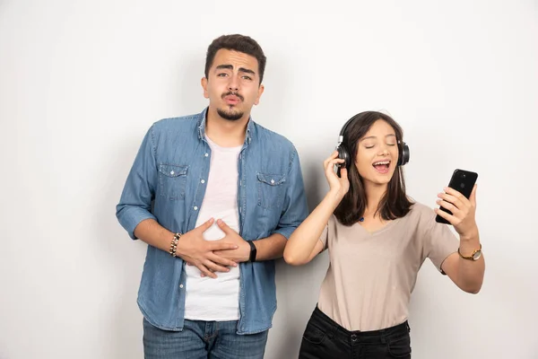 Giovanotto Sente Giù Mentre Una Donna Canta Una Canzone Foto — Foto Stock