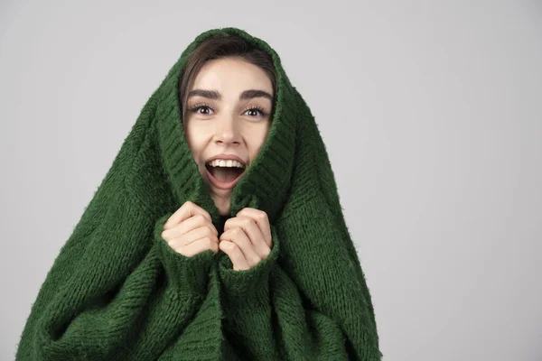 Mujer Joven Suéter Verde Que Sorprendida Sobre Fondo Gris Foto — Foto de Stock