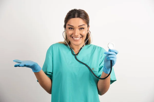 Enfermera Joven Positiva Posando Con Estetoscopio Foto Alta Calidad — Foto de Stock