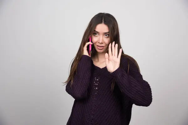 Giovane Donna Maglione Caldo Che Parla Uno Smartphone Rosa Foto — Foto Stock