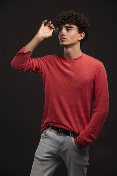 Jovem Modelo Camisa Vermelha Usando Óculos Foto Alta Qualidade — Fotografia de Stock