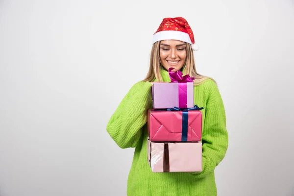 크리스마스 선물을 미소짓는 고품질 — 스톡 사진