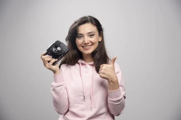 Kobieta Fotograf Trzyma Kamerę Podnosi Kciuki Wysokiej Jakości Zdjęcie — Zdjęcie stockowe