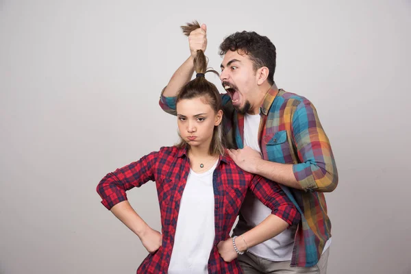 Giovanotto Con Una Coda Cavallo Donna Che Urlava Contro Foto — Foto Stock