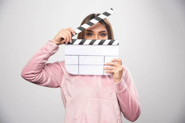 Blond Dametje Roze Sweatshier Die Een Blanco Klapbord Vasthoudt Doorheen — Stockfoto