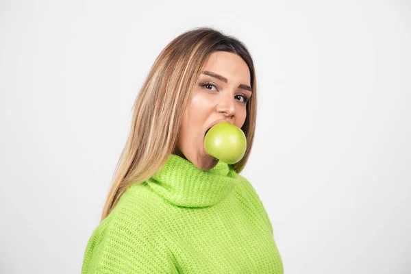 Νεαρή Γυναίκα Πράσινο Μπλουζάκι Που Τρώει Ένα Μήλο Υψηλής Ποιότητας — Φωτογραφία Αρχείου
