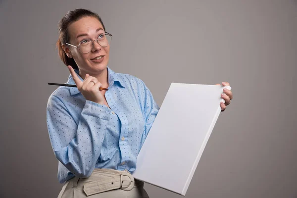 Frau Mit Leerer Leinwand Und Pinsel Auf Grauem Hintergrund — Stockfoto