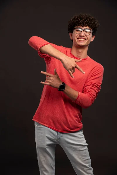 Jong Model Rood Shirt Poserend Positief Hoge Kwaliteit Foto — Stockfoto