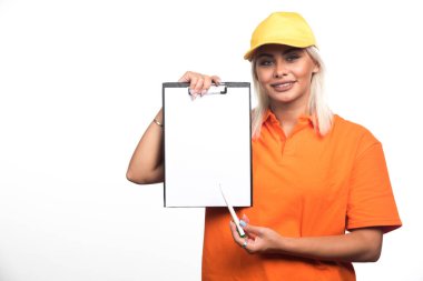 Beyaz arkaplandaki boş deftere bakan kadın kurye. Yüksek kalite fotoğraf