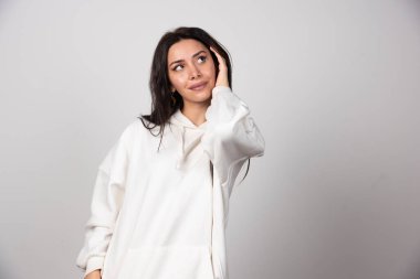 Ayakta duran ve başka tarafa bakan mutlu bir genç kadının portresi. Yüksek kalite fotoğraf