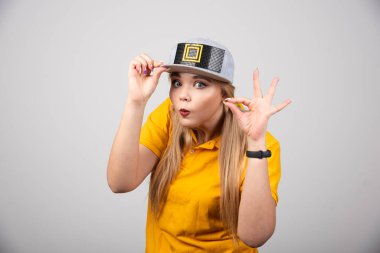 Gri şapkalı güzel bir kadının portresi. Yüksek kalite fotoğraf