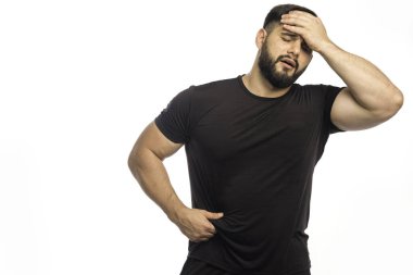 Siyah gömlekli sporcunun başı ağrıyor. Yüksek kalite fotoğraf
