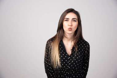 Ayakta duran ve poz veren genç bir kadının fotoğrafı. Yüksek kalite fotoğraf