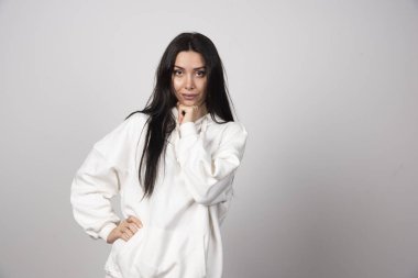 Ayakta duran ve kameraya bakan güzel bir genç kadının portresi. Yüksek kalite fotoğraf