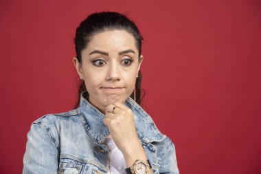 Kot ceketli genç kadın üzgün hissediyor. Yüksek kalite fotoğraf